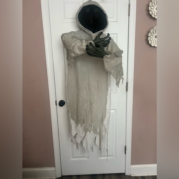 Hyde & Eek! Moving Eyes Animated Ghoul Halloween Decoration - Picture 2 of 3